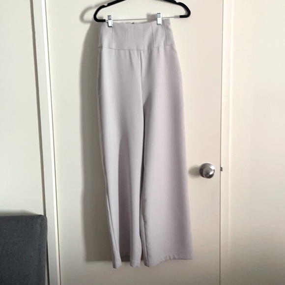 Grey Highwaisted Wide Legged Pants - Picture 1 of 4